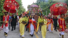 Tượng Bà từ bệ đá ngự trên đỉnh núi Sam được khiêng kiệu rước về sân khấu ở Miếu Bà dưới chân núi Sam. Ảnh tư liệu: Công Mạo/TTXVN