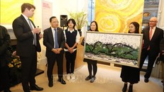 Họa sĩ Xèo Chu tặng bức tranh cho Thái Tử Charles. Ảnh: Vân Hải/Pv TTXVN tại London