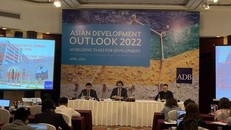 Các chuyên gia của ADB tại buổi họp báo. (Ảnh: Vietnam+)