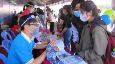 Học sinh các trường THPT khu vực Đồng bằng sông Cửu Long được cung cấp các thông tin mới nhất về kỳ thi tốt nghiệp THPT, xét tuyển đại học, cao đẳng tại Ngày hội tư vấn hướng nghiệp. Ảnh: Ánh Tuyết - TTXVN