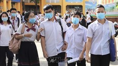 Thí sinh sau khi hoàn thành bài thi môn Tiếng Anh tại điểm thi Trường THPT Ernst Thalmann (Quận 1, Tp. Hồ Chí Minh) trong kỳ thi tốt nghiệp THPT năm 2020. Ảnh: Thu Hương/TTXVN