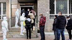 Người dân địa phương xếp hàng chờ xét nghiệm COVID-19 ở Đại Liên, tỉnh Liêu Ninh, Trung Quốc. Ảnh: Getty Images