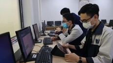 Học sinh Trường THPT Phan Đình Phùng (Quận Ba Đình, Hà Nội) đăng ký dự thi tốt nghiệp THPT online sáng 4/5. Ảnh: Lê Phú.