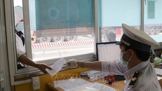 Người nhập cảnh khai báo y tế tại cửa khẩu. Ảnh: TTXVN