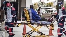 Nhân viên y tế chuyển bệnh nhân COVID-19 tới bệnh viện ở Port Elizabeth, Nam Phi. Ảnh: AFP/TTXVN