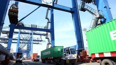 Xuất khẩu trong 4 tháng năm 2022 vượt 122 tỷ USD. (Ảnh: TTXVN)