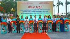 Các đại biểu thực hiện nghi thức khai mạc Triển lãm “Đẩy mạnh học tập và làm theo tư tưởng, đạo đức, phong cách Hồ Chí Minh”.