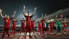 Các cầu thủ U23 Việt Nam cám ơn khán giả cổ vũ nhiệt tình cho đội tuyển trong trận đấu với U23 Myanmar trên sân Việt Trì (Phú Thọ) ngày 13/5/2022. Ảnh: Minh Quyết/ TTXVN