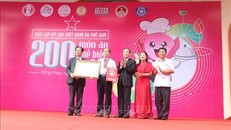 Đại diện UBND tỉnh Đồng Tháp nhận chứng nhận Xác lập kỷ lục về chế biến và công diễn các món ăn làm từ sen nhiều nhất Việt Nam.