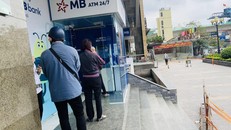 Tỷ lệ người dân rút tiền mặt qua hệ thống ATM ngày càng giảm.