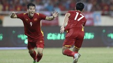 Niềm vui của Tiến Linh và Mạnh Dũng sau bàn thắng duy nhất của trận đấu. (Ảnh: Minh Quyết/TTXVN)