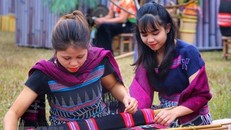 Thiếu nữ dân tộc Tà Ôi dệt vải. (Ảnh: Tuấn Đức/TTXVN)