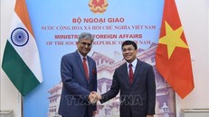 Thứ trưởng Ngoại giao Nguyễn Minh Vũ đón Thứ trưởng Ngoại giao Ấn Độ Saurabh Kumar. Ảnh: TTXVN