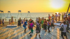 Du khách đón hoàng hôn tại bãi biển Sunset Sanato, Bãi Trường, thành phố Phú Quốc. Ảnh: Hồng Đạt/TTXVN