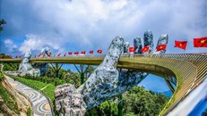 Cầu Vàng (Đà Nẵng) với dãy cờ Tổ quốc tung bay. Ảnh: Trần Lê Lâm/TTXVN