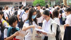 Các thí sinh thảo luận sau khi hoàn thành bài thi môn Toán kỳ thi tuyển sinh lớp 10 THPT công lập 2020-2021. Ảnh tư liệu: Hồng Giang/TTXVN