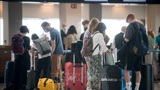 Hành khách tại sân bay ở Brandenburg, Đức. Ảnh tư liệu: AFP/TTXVN