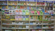 Đà Nẵng cung ứng đầy đủ sách giáo khoa, dụng cụ học tập cho học sinh. Ảnh: TTXVN