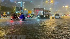 Theo cơ quan khí tượng, do ảnh hưởng của rãnh áp thấp qua khu vực Bắc Bộ kết hợp với hội tụ gió từ mực 1.500m đến 5.000m, miền Bắc liên tục có mưa dông diện rộng đến ngày 20/6.Trận mưa lớn tối 13/6 khiến phố Phạm Hùng ngập sâu trong nước. (Nguồn: TTXVN)