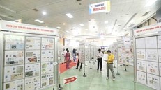 Khách tham quan triển lãm tem bưu chính quốc gia Vietstampex 2020. (Ảnh: Minh Quyết/TTXVN)