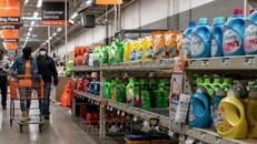 Hàng hóa bày bán tại một siêu thị ở St. Louis, Missouri, Mỹ. Ảnh: REUTERS/TTXVN