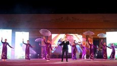 Một tiết mục hát múa trong Tuần lễ Festival Huế 2022. (Ảnh: Tường Vi/TTXVN)