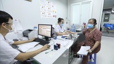 Người dân đến khám, chữa bệnh tại cơ sở y tế. Ảnh: TTXVN.
