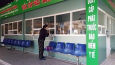 Người nhà bệnh nhân đến quầy cáp phát thuốc BHYT.