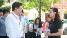 Thứ trưởng Nguyễn Hữu Độ kiểm tra công tác chấm thi tại Hội đồng thi tốt nghiệp THPT năm 2022 tỉnh Hà Tĩnh. Ảnh: Bộ GD&ĐT.