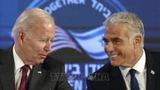 Tổng thống Mỹ Biden (trái) và Thủ tướng Israel Yair Lapid (phải) ký “Tuyên bố Jerusalem”. Ảnh: AFP/TTXVN
