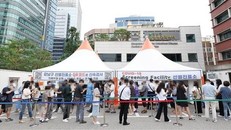 Người dân xếp hàng chờ xét nghiệm COVID-19 ở Seoul, Hàn Quốc, ngày 12/7/2022. (Ảnh: Yonhap/TTXVN)