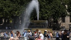 Người dân làm mát tại đài phun nước do nắng nóng gay gắt ở London, Anh ngày 17/6/2022. Theo Văn phòng khí tượng Anh, 50% khả năng nhiệt độ nước này trong ngày 18 và 19/7 sẽ lần đầu tiên vượt 40 độ C. (Ảnh: AFP/TTXVN)