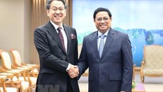 Thủ tướng Phạm Minh Chính tiếp Chủ tịch Hội đồng Quản trị Ngân hàng Hợp tác quốc tế Nhật Bản Tadashi Maeda. (Ảnh: Dương Giang/TTXVN)