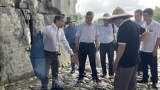 PGS.TS Tống Trung Tín, Chủ tịch Hội Khảo cổ học Việt Nam (người cầm ô) cho rằng cuộc khai quật bước đầu đã làm rõ hiện trạng cấu trúc và vật liệu xây dựng con đường Hoàng Gia trong nội thành Di sản Thành nhà Hồ.