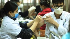 Tiêm vaccine phòng COVID-19 vẫn là biện pháp phòng bệnh hiệu quả. Ảnh: TTXVN