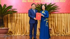 Ủy viên Bộ Chính trị, Bí thư Trung ương Đảng, Trưởng Ban Tổ chức Trung ương Trương Thị Mai trao Quyết định cho tân Bí thư Tỉnh ủy Bắc Ninh Nguyễn Anh Tuấn. (Ảnh: Thanh Thương/TTXVN)