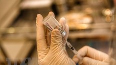 Tiêm chủng vaccine phòng COVID-19 cho người dân. (Ảnh: TTXVN/Vietnam+)