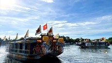 Bằng án (Thuyền rồng đôi) cung nghinh Thánh Mẫu và Hội đồng Ngự Long thuyền di chuyển về Điện Huệ Nam.