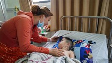 Bệnh nhi tỉnh táo sau can thiệp nội mạch lấy huyết khối. Ảnh: TTXVN phát