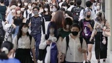 Người dân đeo khẩu trang phòng lây nhiễm COVID-19. (Ảnh:TTXVN)