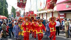 Những thành viên Hội quán của người Hoa diễu hành qua các đường phố trung tâm thành phố Phan Thiết. Ảnh: Nguyễn Thanh/TTXVN