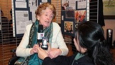 Bà Raymonde Dien trả lời phỏng vấn phóng viên TTXVN năm 2013. (Ảnh: TTXVN)