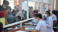 Người dân khám chữa bệnh tại cơ sở y tế. Ảnh: TTXVN.