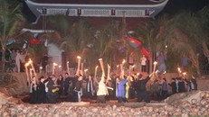 Chương trình nghệ thuật tái hiện những sự kiện quan trọng và thành tựu trong cuộc đời hoạt động cách mạng của nữ tướng Nguyễn Thị Định. (Ảnh: Chương Đài/TTXVN)