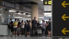 Hành khách chờ đổi vé của Hãng hàng không Ryanair ở sân bay El Prat, Tây Ban Nha do cuộc đình công của nhân viên hàng không châu Âu, ngày 30/6/2022. (Ảnh: AFP/TTXVN)