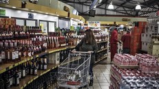 Một cửa hàng bán đồ uống có cồn tại Johannesburg, Nam Phi. Ảnh tư liệu: AFP/TTXVN