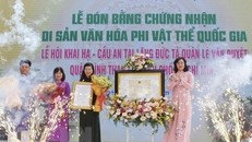 Phó Chủ tịch UBND Thành phố Hồ Chí Minh Phan Thị Thắng đại diện trao bằng chứng nhận cho ban quản lý di tích lăng. (Ảnh: Thu Hương/TTXVN)