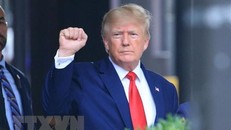 Cựu Tổng thống Mỹ Donald Trump rời khỏi Tòa tháp Trump ở New York City, ngày 10/8. (Ảnh: AFP/TTXVN)