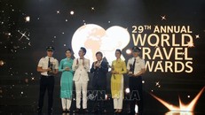 Đại diện Vietnam Airlines nhận Giải thưởng ở hạng mục Hàng không của Giải thưởng Du lịch Thế giới 2022 - Khu vực châu Á và châu Đại Dương.