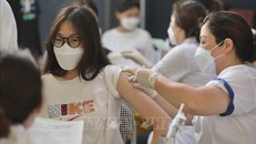 Nhân viên y tế quận Đống Đa (Hà Nội) tiêm vaccine cho học sinh trường THCS Bế Văn Đàn. Ảnh: Minh Quyết/TTXVN